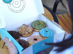 حاب تغير عن المعمول بالعيد جرب الدونات من عنا