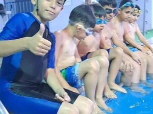 نمي طفلك و علمه السباحه معنا