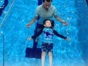 طور مهارتك و مهارة اطفالك بالسباحة