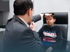 فحص العيون الدوري للأطفال