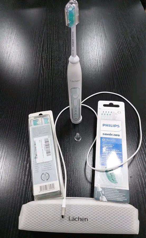 فرشاة أسنان كهربائية لتنظيف أسنان فعال