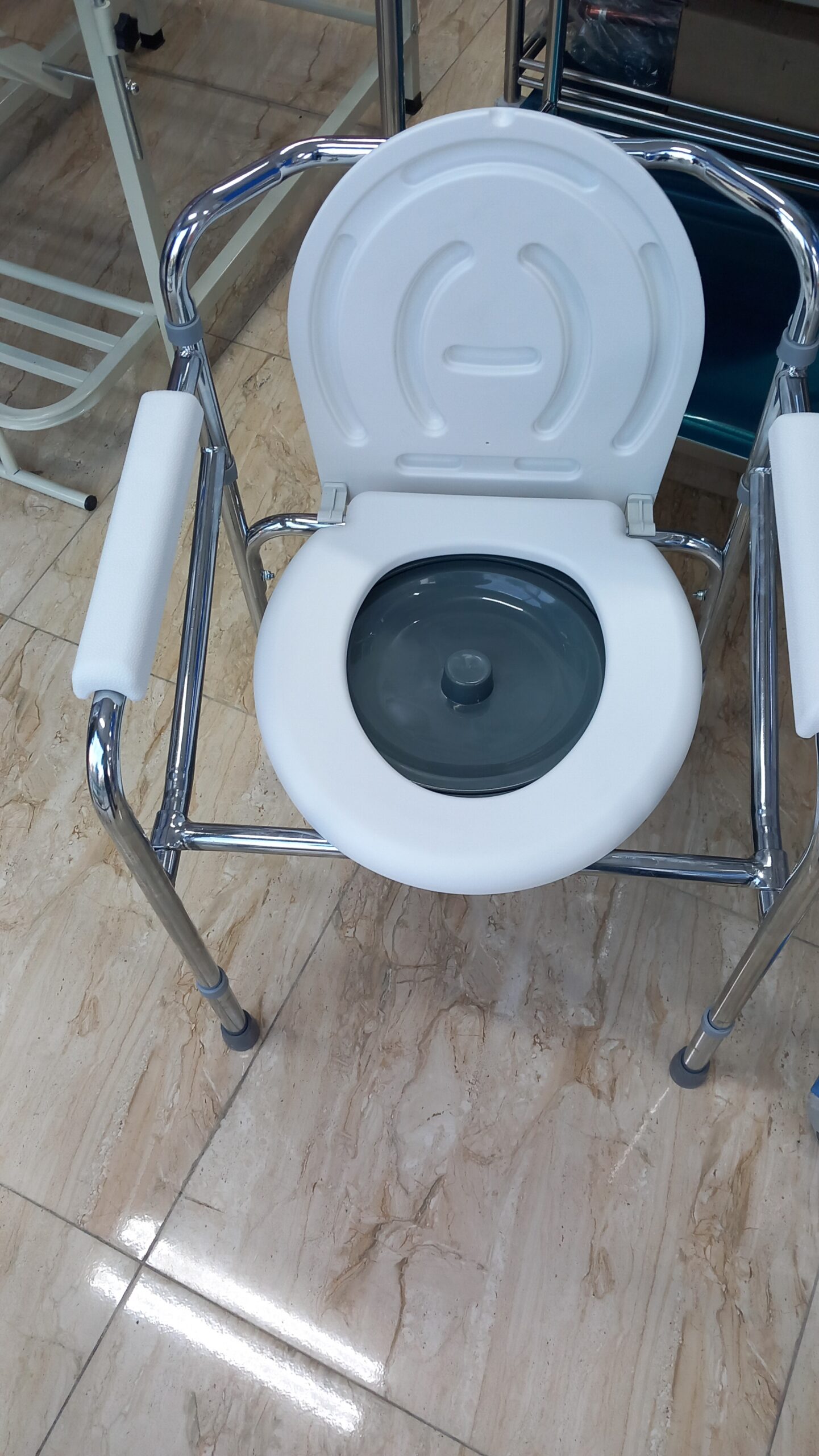 كرسي حمام طبي مقعدة طبي داخل الحمام و الغرف