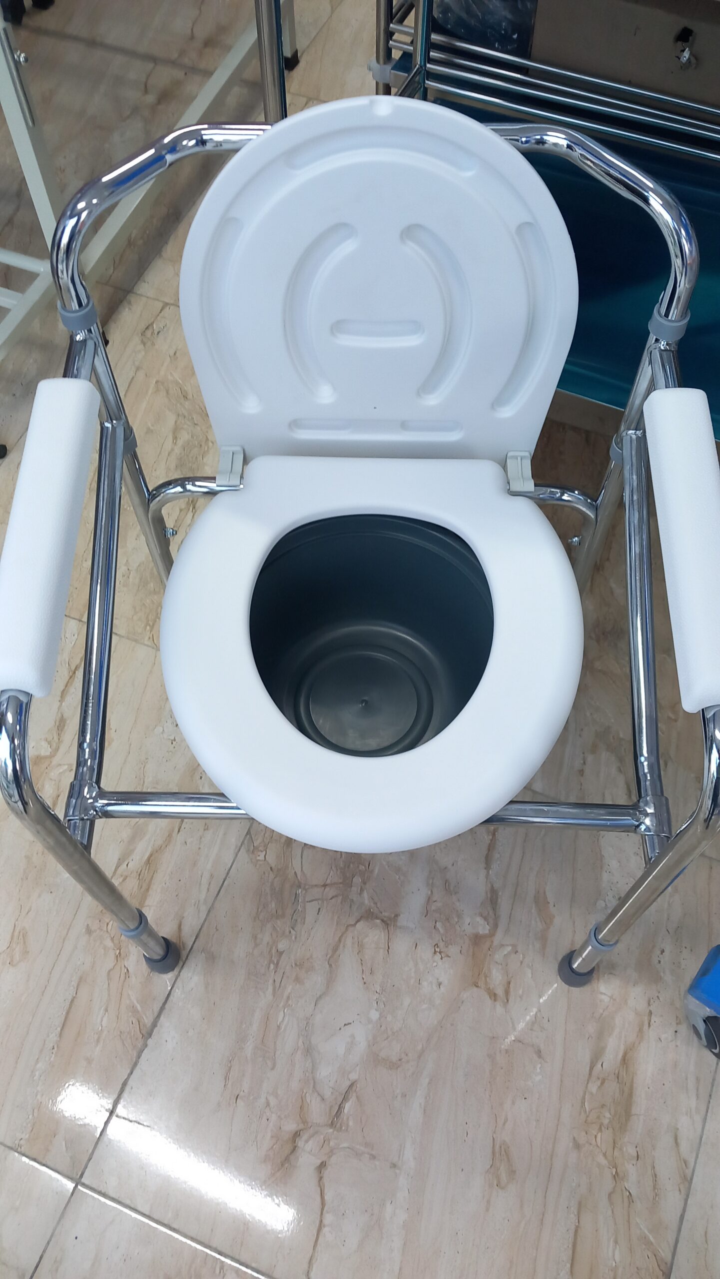 كرسي حمام طبي مقعدة طبي داخل الحمام و الغرف