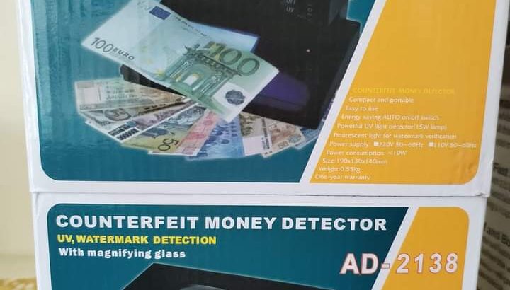جهاز كاشف العملات المزيفة مع ضوء LED . كشف التزييف المدمج والمحمول باستخدام الأشعة فوق البنفسجية ، و