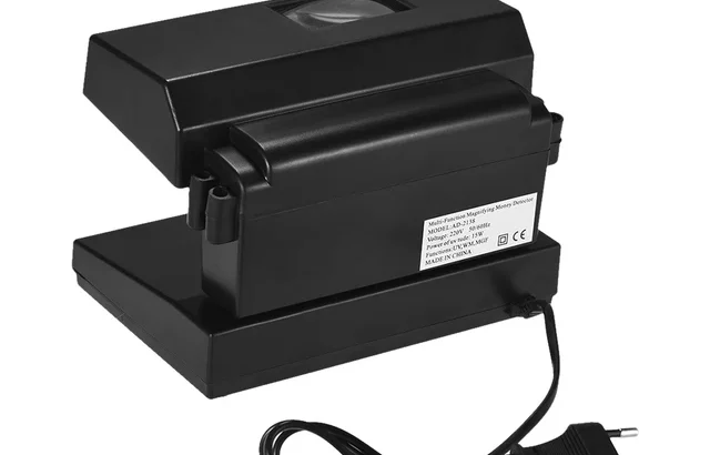جهاز كاشف العملات المزيفة مع ضوء LED . كشف التزييف المدمج والمحمول باستخدام الأشعة فوق البنفسجية ، و
